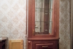 Витрина для гостиной из массива ценных пород дерева на заказ