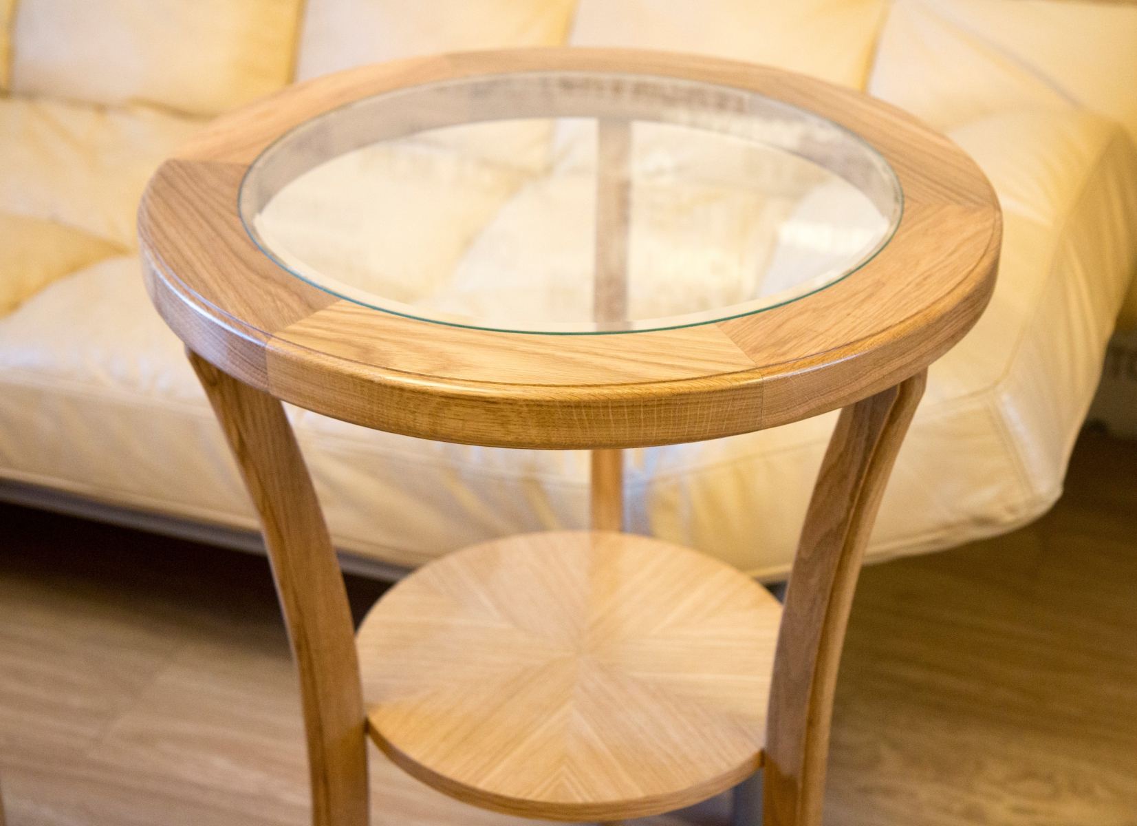 Столик из дерева круглый. Круглый журнальный столик из дерева. Кофейный столик из дерева круглый. Круглый журнальный столик из массива. Журнальный столик круглый деревянный.