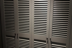 Встроенный шкаф с жалюзийными дверцами
