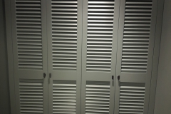 Встроенный шкаф с жалюзийными дверцами