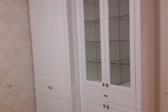 Белый платяной шкаф с витриной